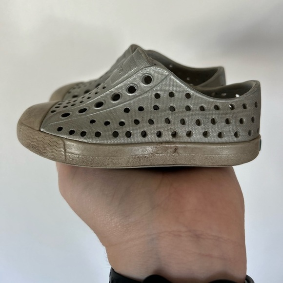 Silver Native Slip Ons Size 5 - Picture 4 of 6